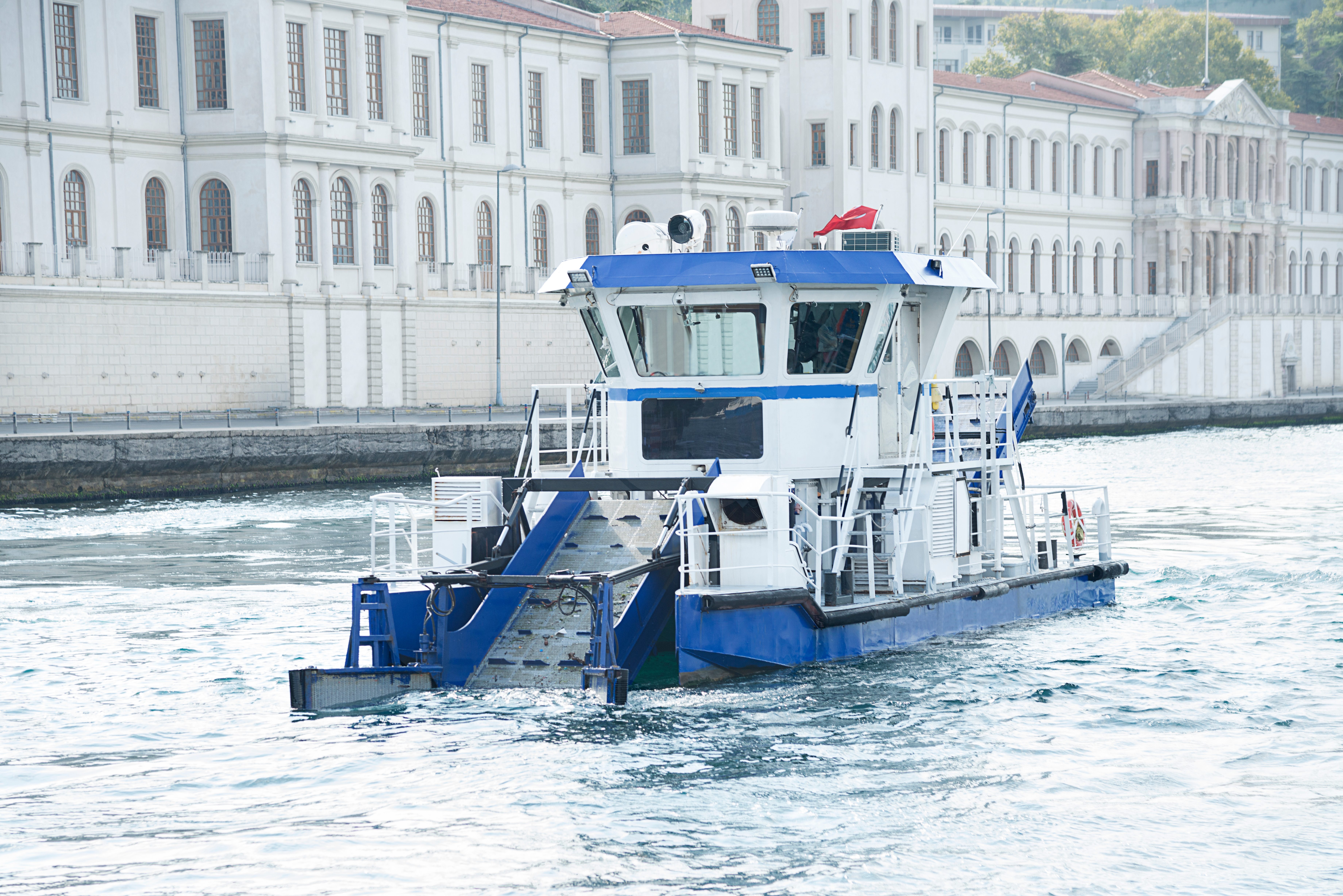 Skimmer Boat with Plastic modular belt