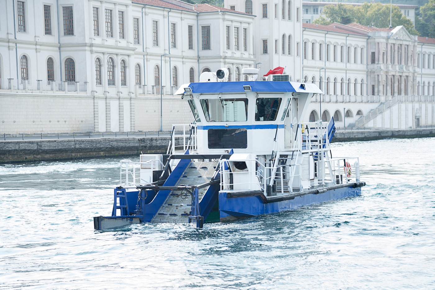 Skimmer Boat with Plastic modular belt